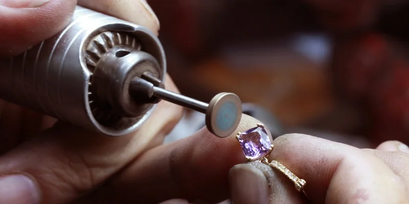 چگونه خط و‌ خش روی طلا را از بین ببریم؟