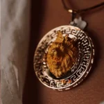 پلاک لیون ورساچه طلا