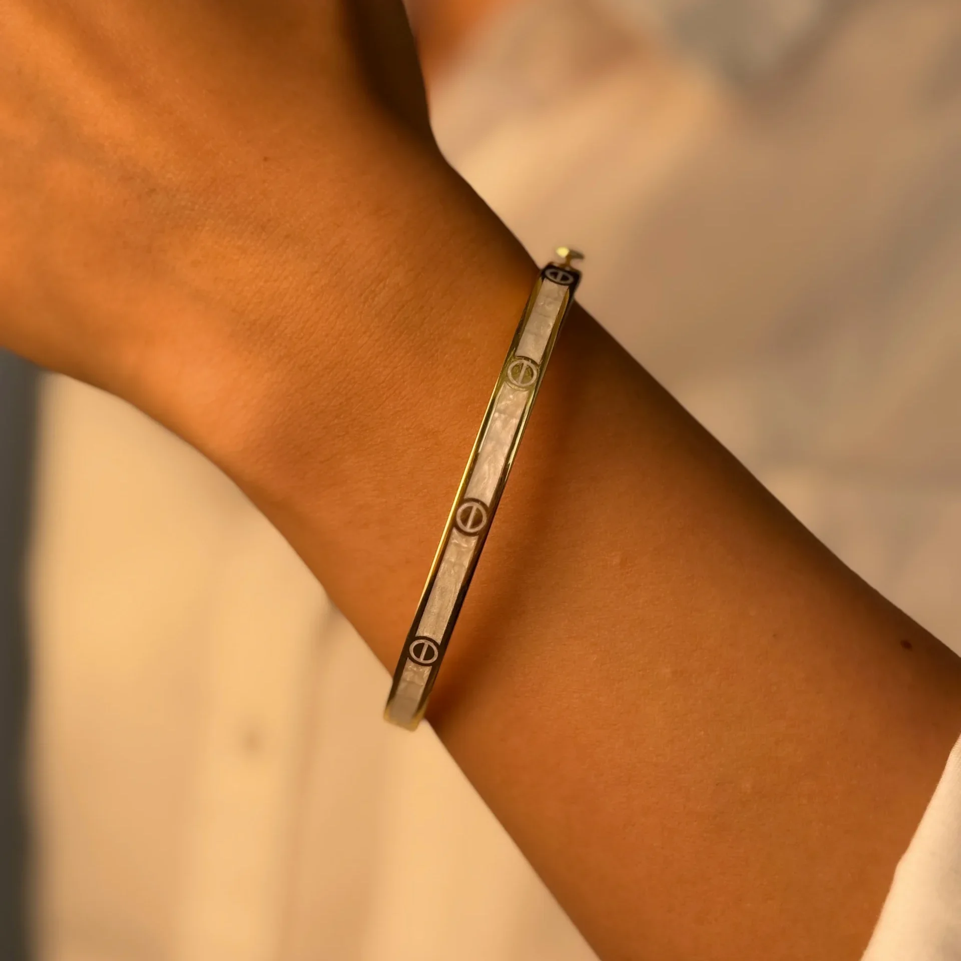 1759910867806 دستبند النگویی کارتیر لاو